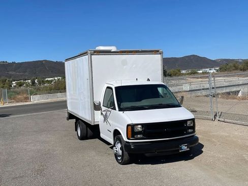 Used 2000 Chevrolet Express 3500 image 3