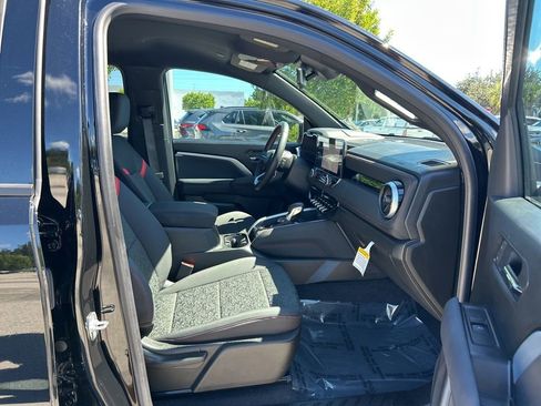 Used 2025 Chevrolet Colorado Z71 w/ Technology Package image 34