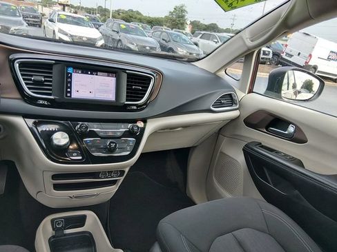 Used 2022 Chrysler Voyager LX FWD image 11