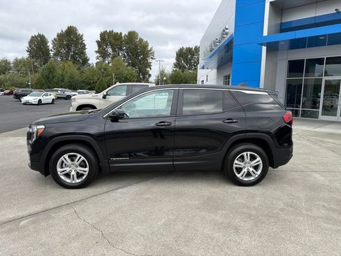 Used 2024 GMC Terrain SLE AWD/4WD image 2