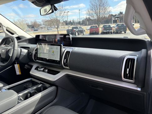 New 2026 Ford Expedition Active image 23