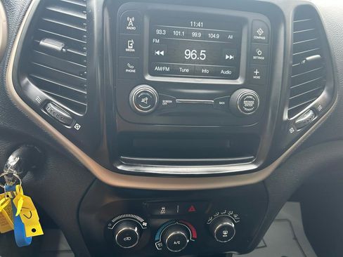 Used 2014 Jeep Cherokee Sport image 22