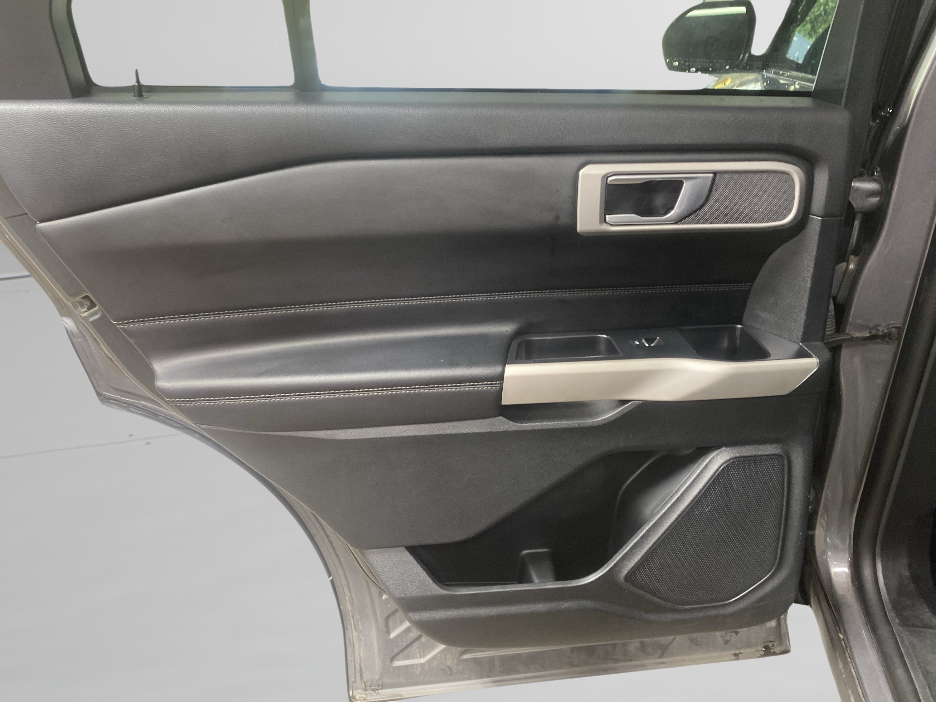 Used 2023 Ford Explorer XLT AWD/4WD image 10