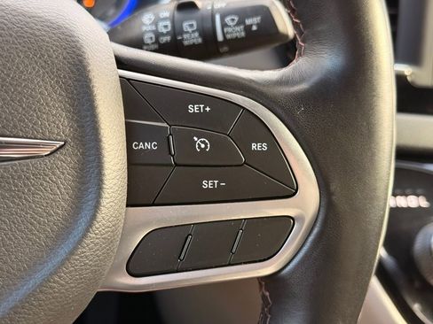 Used 2020 Chrysler Pacifica Touring-L image 29