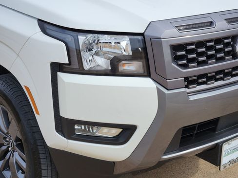 Used 2025 Nissan Frontier SV w/ SV Convenience Package image 11