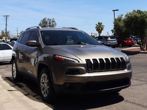 Used 2017 Jeep Cherokee Latitude w/ Comfort/Convenience Group image 14