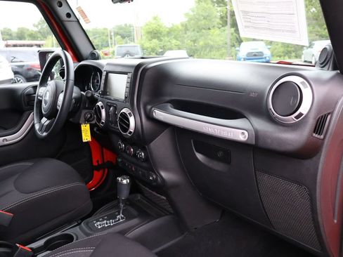 Used 2013 Jeep Wrangler Unlimited Sahara w/ Connectivity Group AWD/4WD image 9