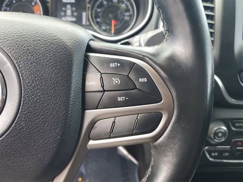 Used 2019 Jeep Cherokee Latitude Plus w/ Comfort/Convenience Group image 26