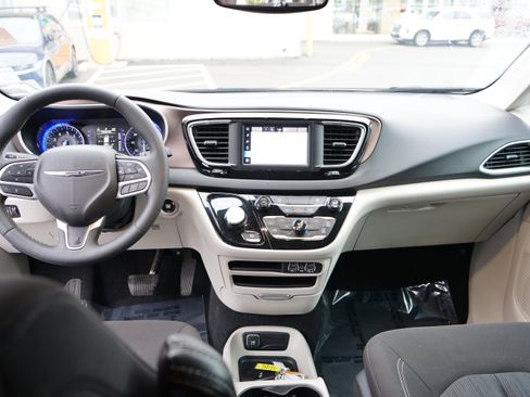 Used 2024 Chrysler Voyager LX image 13