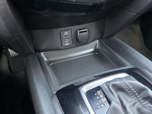 Used 2017 Nissan Rogue SV image 18