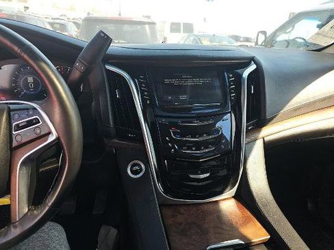 Used 2020 Cadillac Escalade Luxury image 7