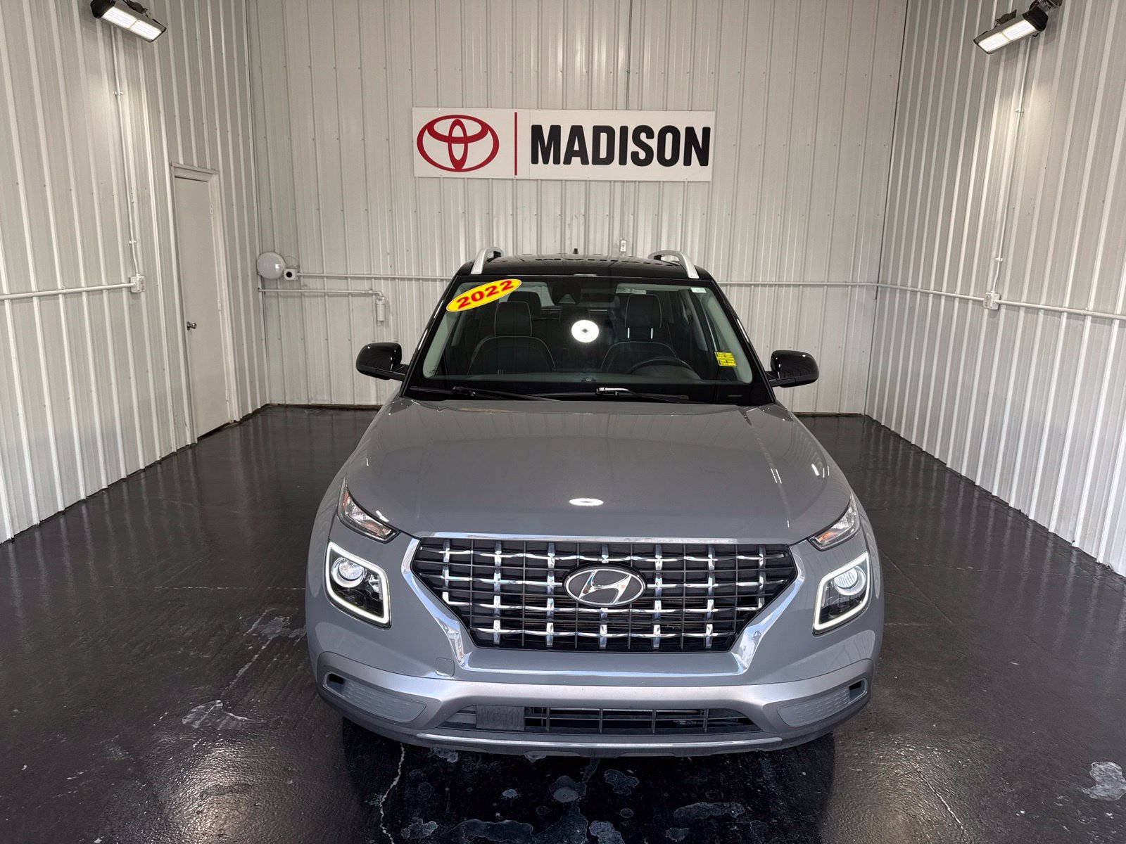 Used 2022 Hyundai Venue Limited FWD image 8