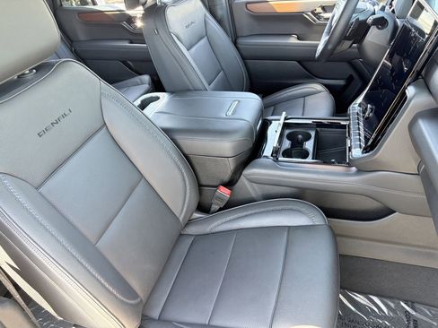 Used 2025 GMC Yukon Denali w/ Denali Reserve Package AWD/4WD image 10