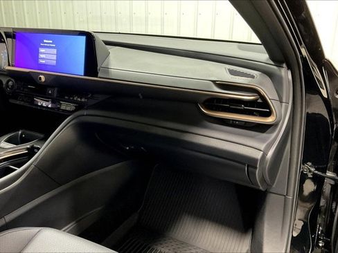 Certified 2025 Toyota Crown Signia image 17