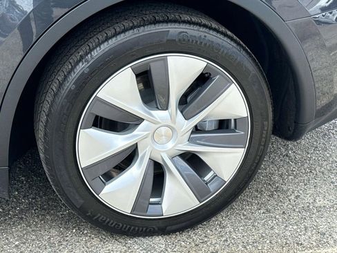Used 2024 Tesla Model Y Long Range AWD/4WD image 31