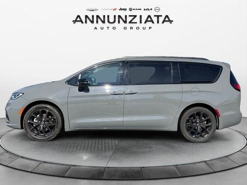 Used 2025 Chrysler Pacifica Limited image 2