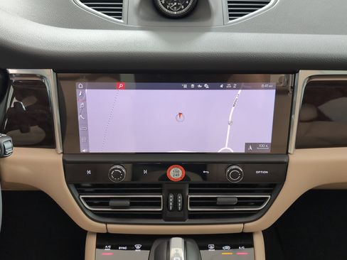 Certified 2025 Porsche Macan AWD/4WD image 22