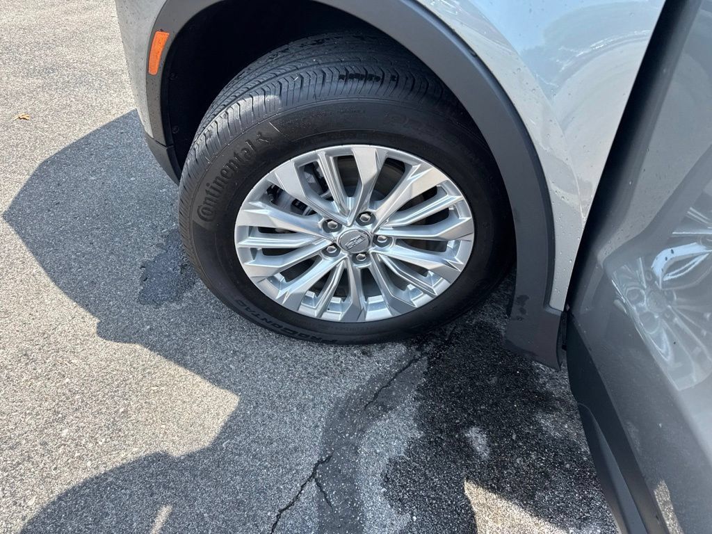Used 2024 Cadillac XT4 Luxury w/ Cold Weather Package FWD image 38