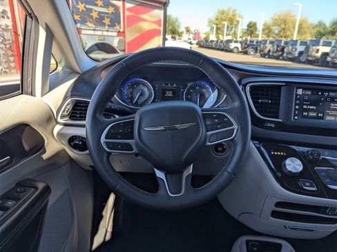 Used 2022 Chrysler Voyager LX image 24