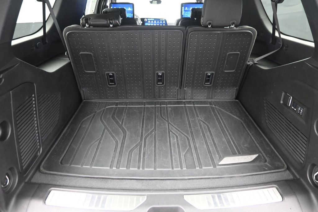 Used 2025 Chevrolet Suburban Premier AWD/4WD image 11