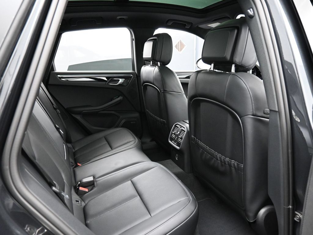 Certified 2026 Porsche Macan AWD/4WD image 28