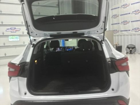 Used 2025 Chevrolet Trax LT FWD image 31