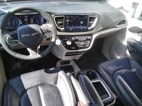 Used 2024 Chrysler Pacifica Touring-L image 15