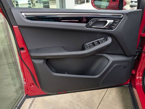 Certified 2025 Porsche Macan image 13