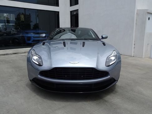 Used 2018 Aston Martin DB11 V12 RWD image 2