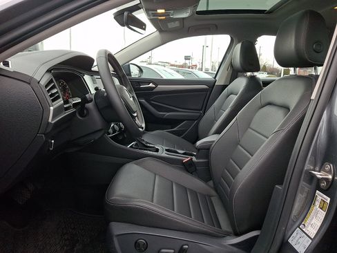 Used 2021 Volkswagen Jetta SE w/ SE Cold Weather Package image 13