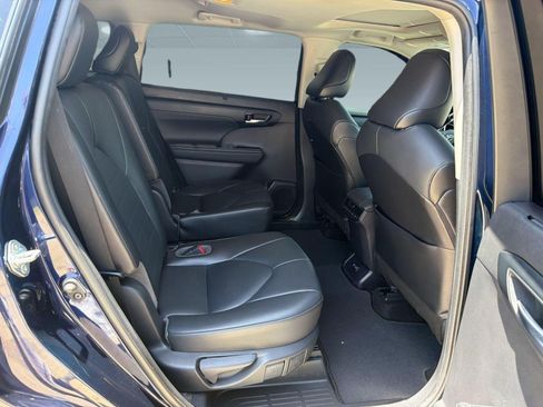 Used 2021 Toyota Highlander XLE FWD image 30