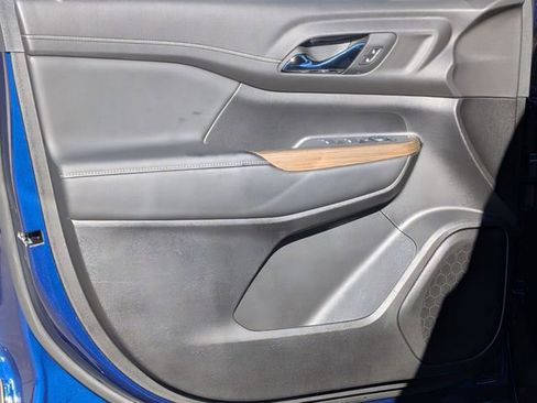 Used 2023 GMC Acadia SLE image 14