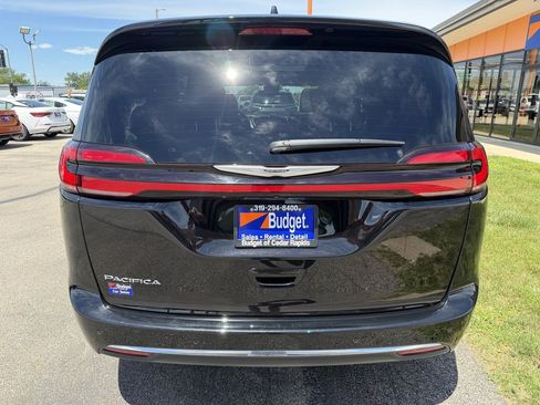Used 2025 Chrysler Pacifica Select FWD image 4