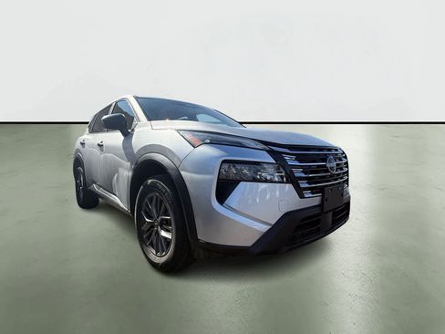 Used 2024 Nissan Rogue S image 5