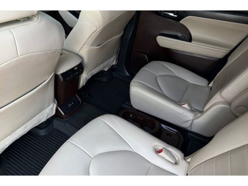 Used 2021 Toyota Highlander XLE AWD/4WD image 13