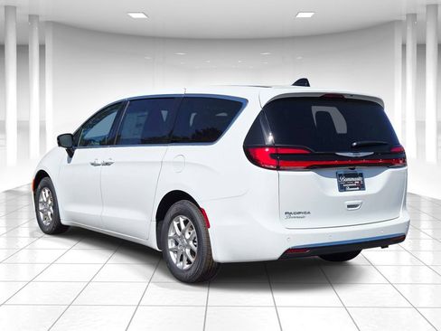 New 2026 Chrysler Pacifica Select image 5