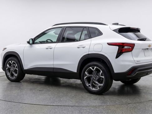 Used 2025 Chevrolet Trax LT w/ LT Convenience Package FWD image 6