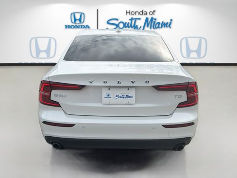 Used 2020 Volvo S60 T5 Momentum image 6