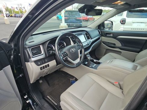 Used 2017 Toyota Highlander XLE AWD/4WD image 25