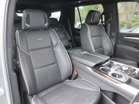 Certified 2025 Cadillac Escalade Premium Luxury w/ LPO, Radiant Package AWD/4WD image 9