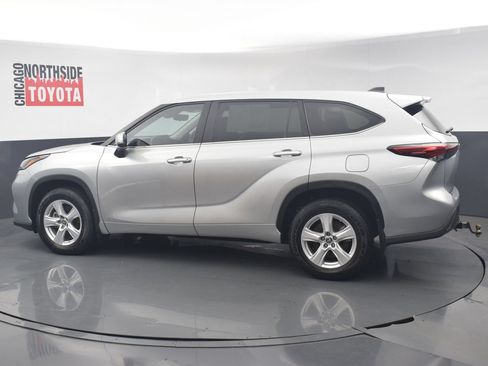 Used 2023 Toyota Highlander LE AWD/4WD image 2