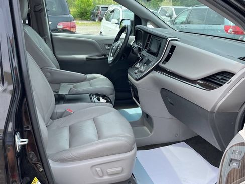 Used 2017 Toyota Sienna XLE w/ XLE Navigation Package FWD image 11