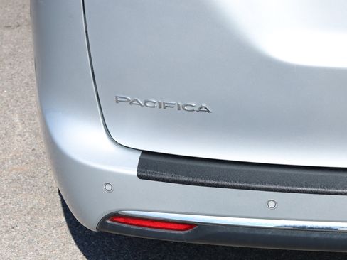 Used 2023 Chrysler Pacifica Touring-L image 18