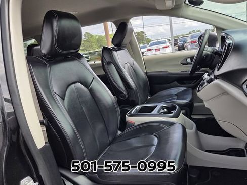 Used 2023 Chrysler Pacifica Touring-L FWD image 18