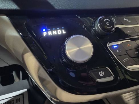 Used 2023 Chrysler Pacifica Touring-L FWD image 20