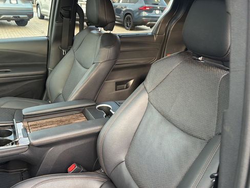 Certified 2025 Toyota Sienna Platinum FWD image 30