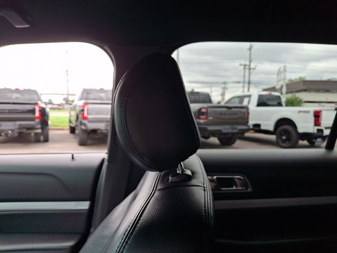 Used 2017 Ford Explorer XLT w/ Equipment Group 202A AWD/4WD image 17