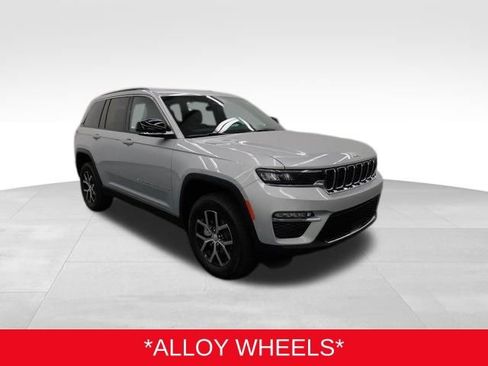 Used 2025 Jeep Grand Cherokee Limited image 2