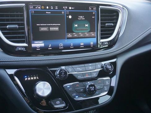 Used 2023 Chrysler Pacifica Touring-L w/ S Appearance Package image 4