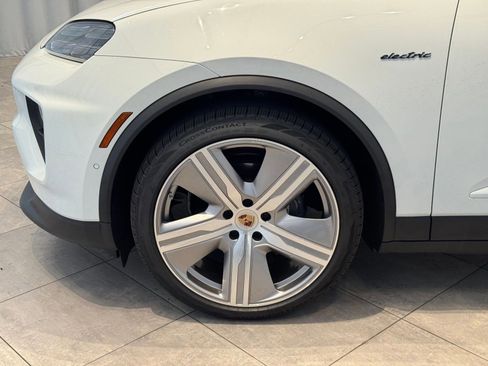 Certified 2025 Porsche Macan Electric image 11